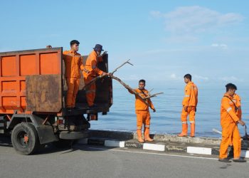 Aksi Bersih Pantai Warnai World Cleanup Day 2025 di Padang