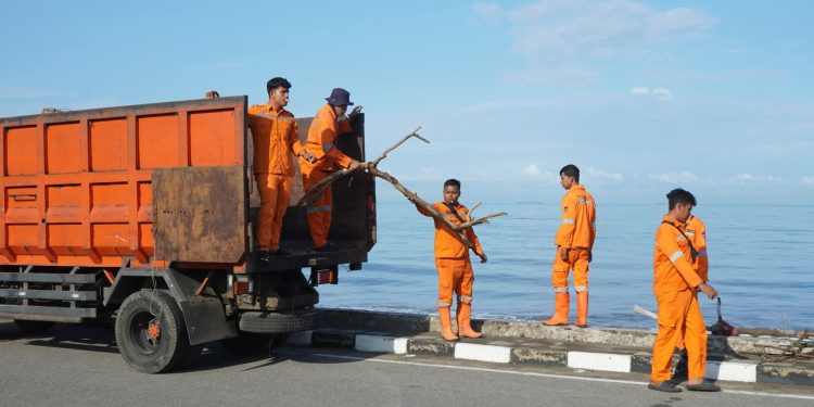 Aksi Bersih Pantai Warnai World Cleanup Day 2025 di Padang