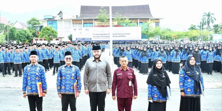 Pemko Padang Serahkan 1.537 SK PPPK, Wako Fadly Amran: Kita Adalah Pelayan Masyarakat