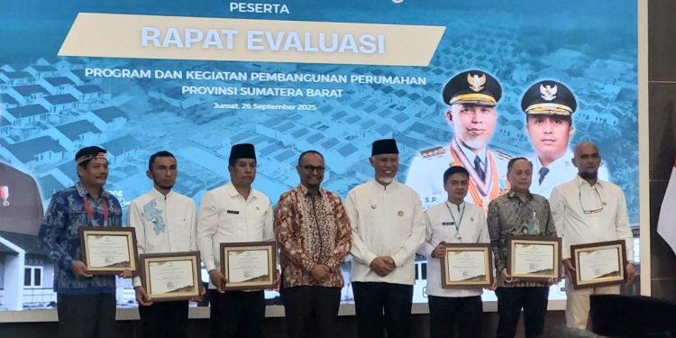 Padang Terima Penghargaan Pembebasan Retribusi PBG Terbanyak se-Sumbar