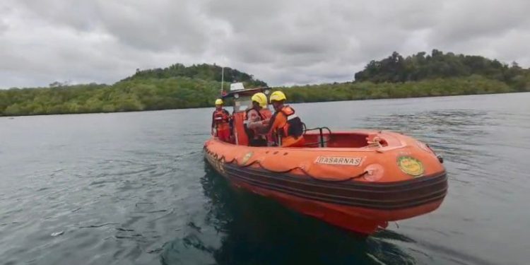 Nelayan Hilang Usai Kapal Terbalik di Perairan Mapadegat