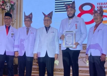 Wako Fadly Amran Dianugerahi Lencana Jasa Pratama