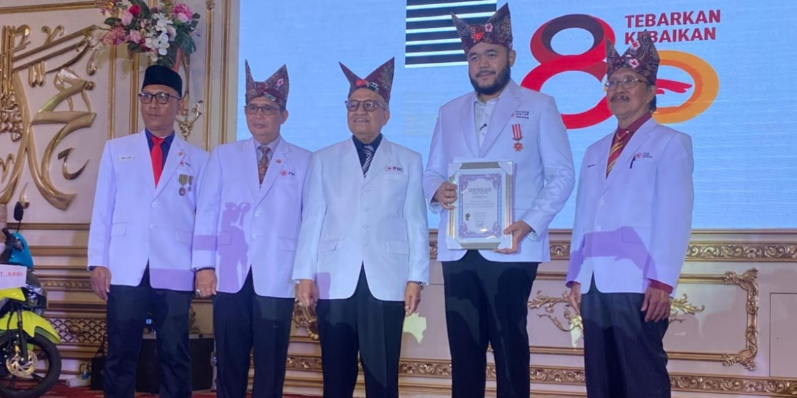 Wako Fadly Amran Dianugerahi Lencana Jasa Pratama