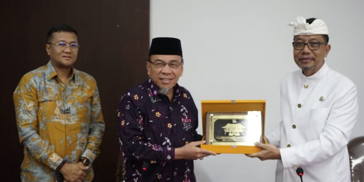 Susun Perda Adat Nagari, Wawako Maigus Nasir Datangi Bali