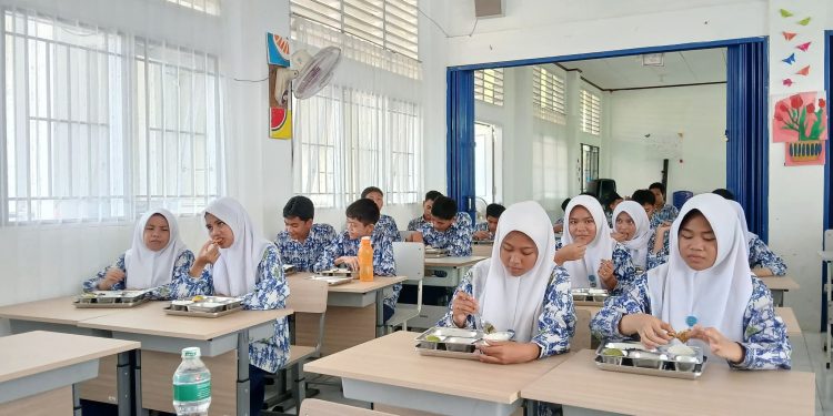 MBG di SMP 13 Padang, Bantu Siswa Ekonomi Menengah Bawah