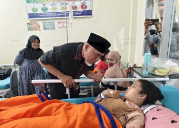 Gubernur Mahyeldi Tinjau Korban Dugaan Keracunan MBG di Agam