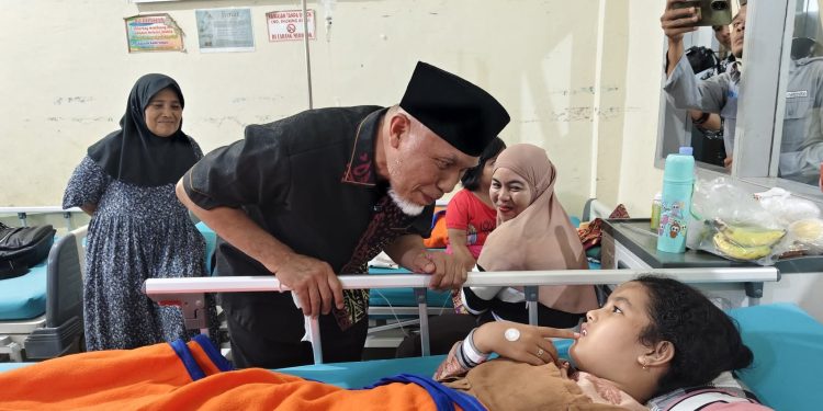 Gubernur Mahyeldi Tinjau Korban Dugaan Keracunan MBG di Agam