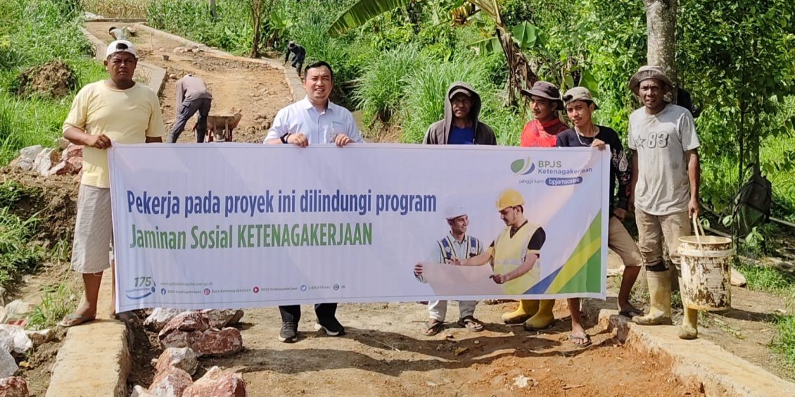 Pembangunan Jalan Usaha Tani di Nagari Koto Tuo Dilindungi BPJS Ketenagakerjaan