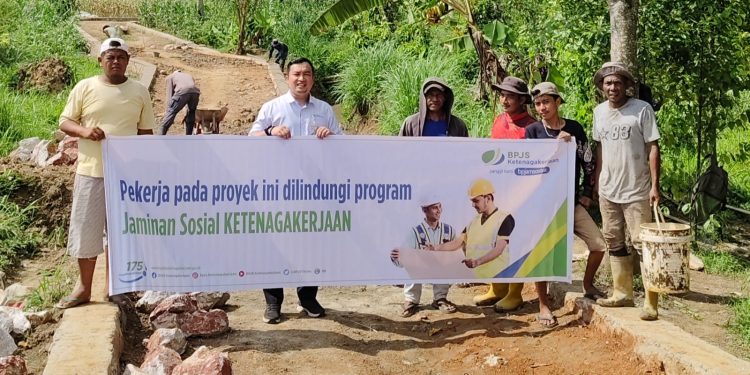 Pembangunan Jalan Usaha Tani di Nagari Koto Tuo Dilindungi BPJS Ketenagakerjaan