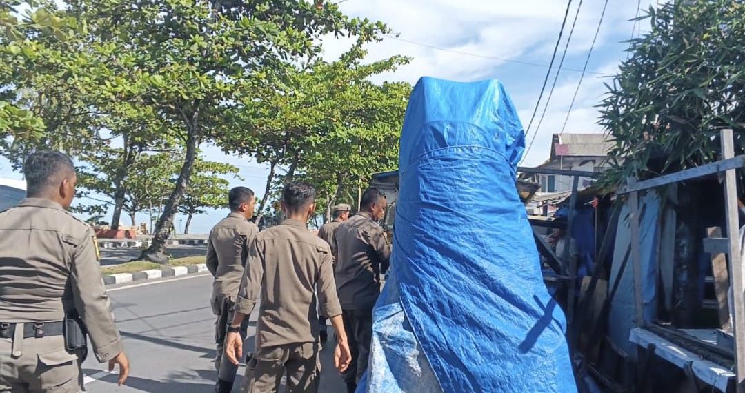 Satpol PP Tertibkan Lapak Ditinggal Pemilik di Kawasan Pantai Padang