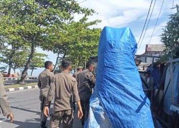 Satpol PP Tertibkan Lapak Ditinggal Pemilik di Kawasan Pantai Padang