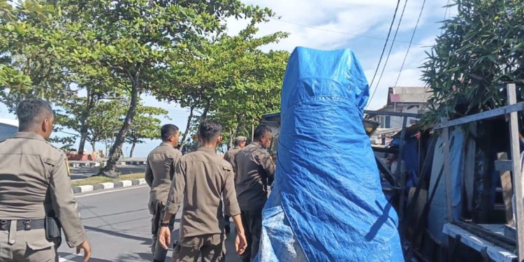 Satpol PP Tertibkan Lapak Ditinggal Pemilik di Kawasan Pantai Padang