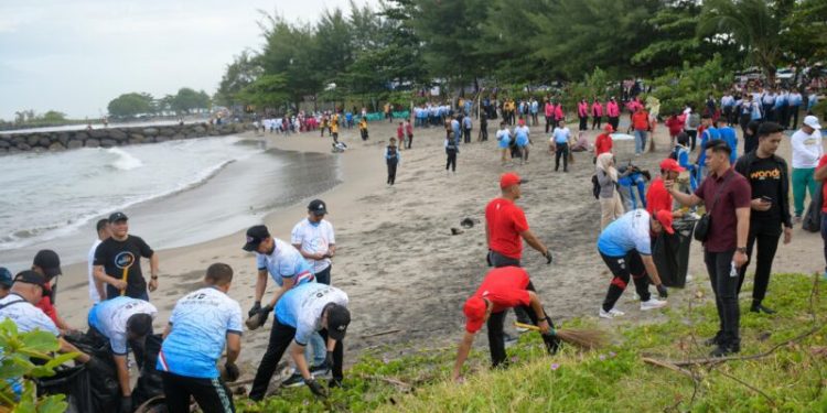 Didukung PT Semen Padang, Polda Sumbar Pecahkan Rekor MURI Lewat Aksi Bersih Pantai Purus
