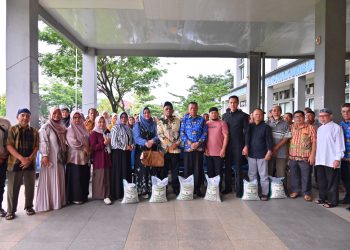 Bantu Korban Kebakaran Pasar, Anggota DPR RI Arisal Aziz Serahkan Bantuan Beras