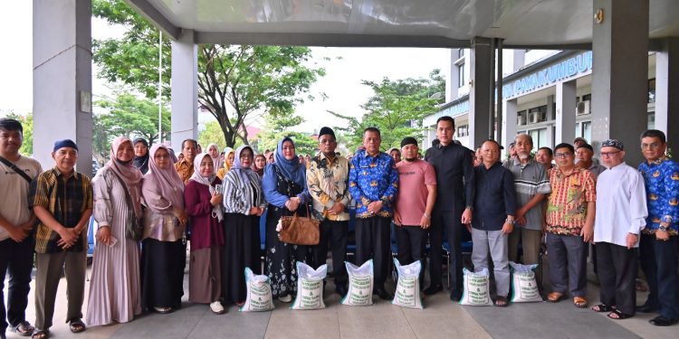 Bantu Korban Kebakaran Pasar, Anggota DPR RI Arisal Aziz Serahkan Bantuan Beras