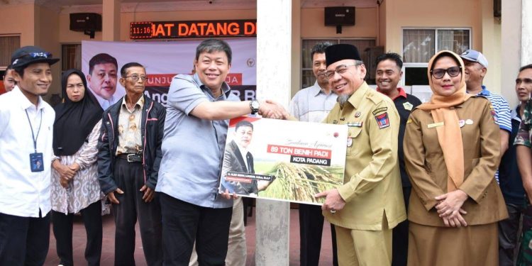 Dorong Swasembada Pangan, Kelompok Tani Kota Padang Diberikan Bantuan Alsintan