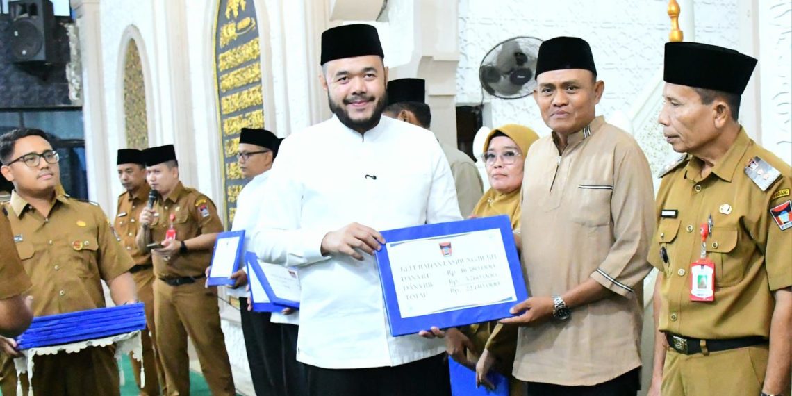 Serahkan Dana Operasional RT/RW, Wako Fadly Amran Ajak Semua Pihak Bersinergi