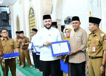 Serahkan Dana Operasional RT/RW, Wako Fadly Amran Ajak Semua Pihak Bersinergi