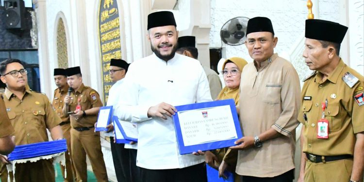 Serahkan Dana Operasional RT/RW, Wako Fadly Amran Ajak Semua Pihak Bersinergi