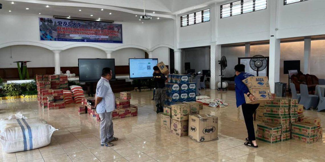 PT Waskita Padang Serahkan Bantuan untuk Korban Bencana Alam