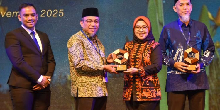 Komitmen Terapkan Smart City, Padang Raih Penghargaan ISNA 2025