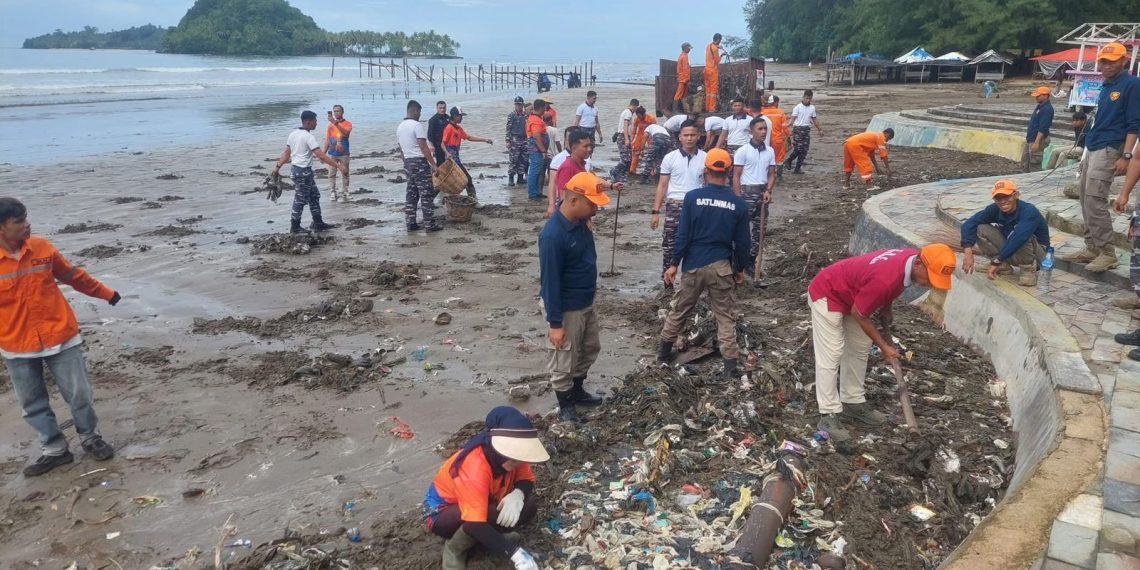 Kolaborasi Lintas Sektoral, Pantai Air Manis Dibersikan