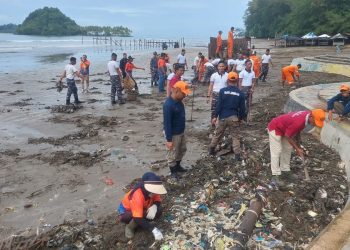 Kolaborasi Lintas Sektoral, Pantai Air Manis Dibersikan