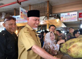 Mendag Apresiasi Stabilitas Harga di Pasar Raya Padang, Gubernur Mahyeldi Pastikan Pasokan Aman Jelang Nataru