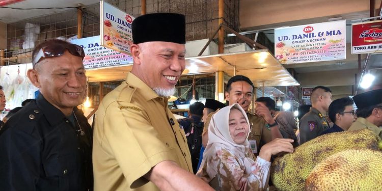 Mendag Apresiasi Stabilitas Harga di Pasar Raya Padang, Gubernur Mahyeldi Pastikan Pasokan Aman Jelang Nataru
