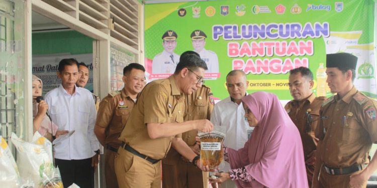 7.099 Keluarga di Payakumbuh Terima Bantuan Beras dan Minyak Goreng