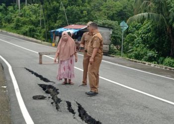 Jalan Amblas di Kelurahan Teluk Bayur Pengendara Agar Hati-Hati