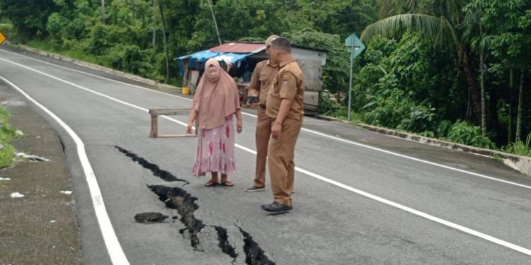 Jalan Amblas di Kelurahan Teluk Bayur Pengendara Agar Hati-Hati