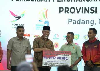 Gubernur Mahyeldi Serahkan Bonus Rp9 Miliar Lebih Kepada Para Atlet dan Pelatih berprestasi di Sumbar