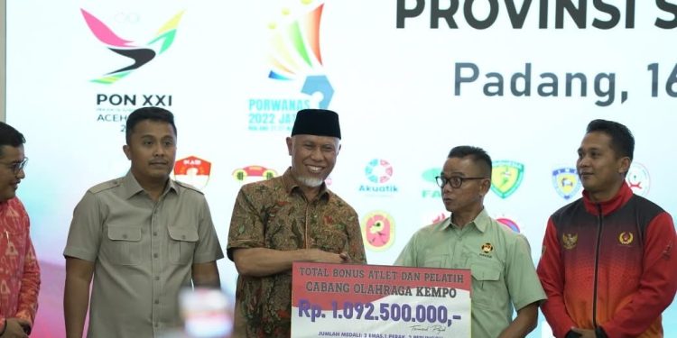 Gubernur Mahyeldi Serahkan Bonus Rp9 Miliar Lebih Kepada Para Atlet dan Pelatih berprestasi di Sumbar