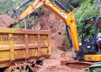 Atasi Bencana, Dua Alat Berat DPUPR Padang Diturunkan