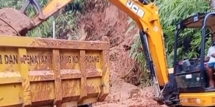 Atasi Bencana, Dua Alat Berat DPUPR Padang Diturunkan