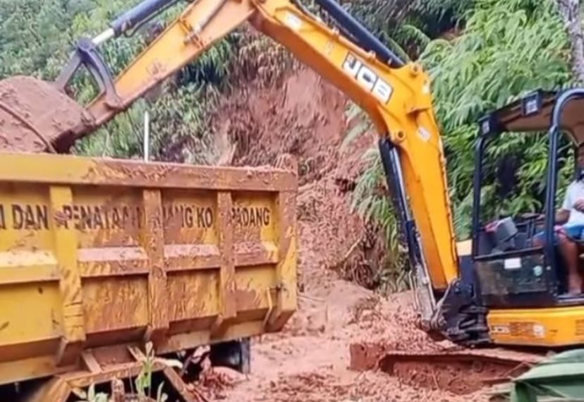 Atasi Bencana, Dua Alat Berat DPUPR Padang Diturunkan
