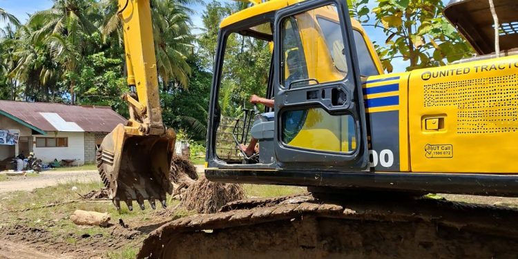 Dua Ekskavator Diterjunkan Bersihkan Aliran Sungai Batang Kabung Ganting Pascabanjir