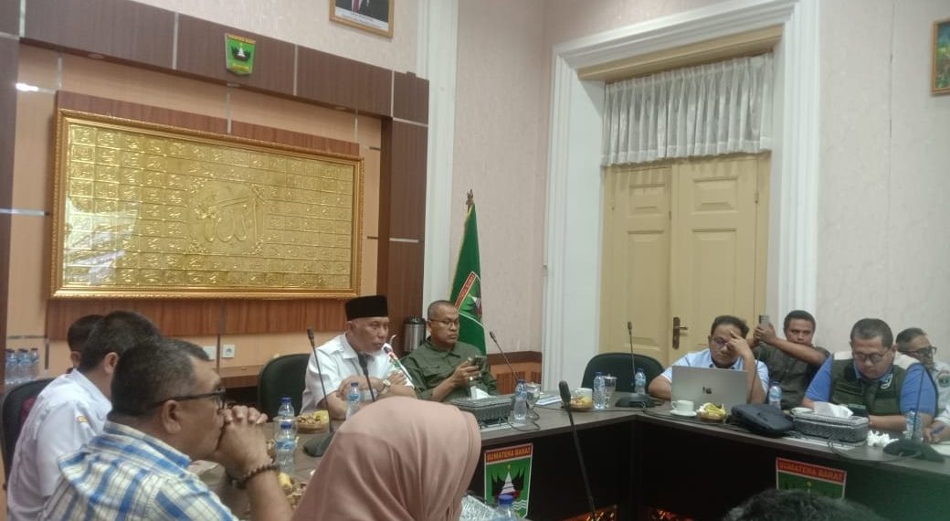 Gubernur Mahyeldi Pimpin Rapat Penanganan Banjir: Tekankan Validasi Data dan Percepatan Pemulihan