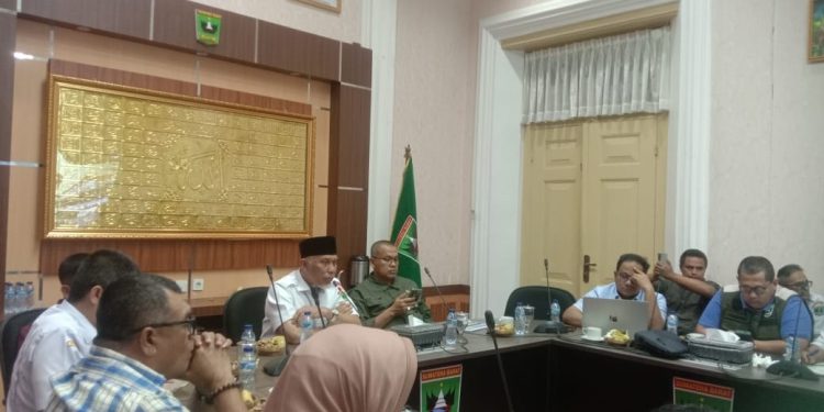 Gubernur Mahyeldi Pimpin Rapat Penanganan Banjir: Tekankan Validasi Data dan Percepatan Pemulihan