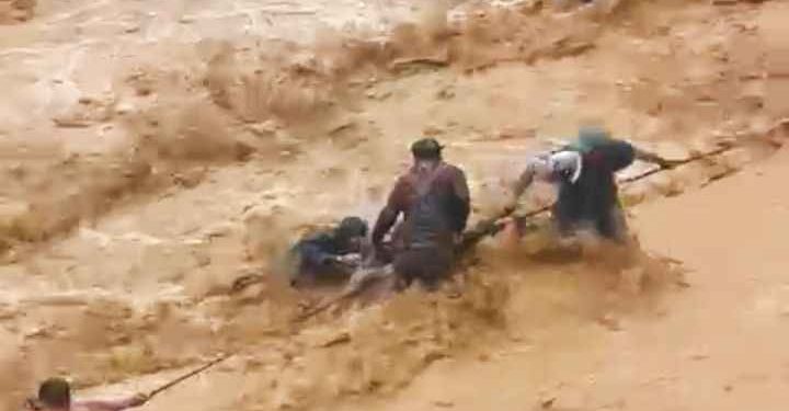 12 Warga di Batu Busuk Dievakuasi, Dua Sempat Hanyut