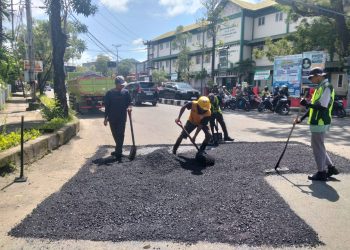 Usai Banjir Jalan Banyak Berlobang, Dinas PUPR Lakukan Penambalan