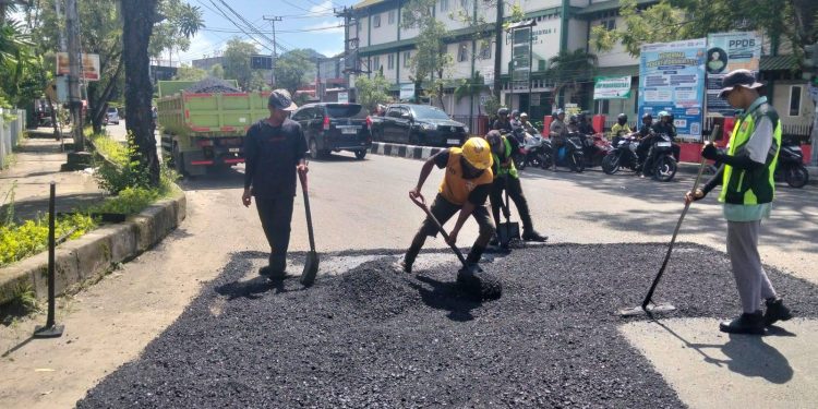 Usai Banjir Jalan Banyak Berlobang, Dinas PUPR Lakukan Penambalan