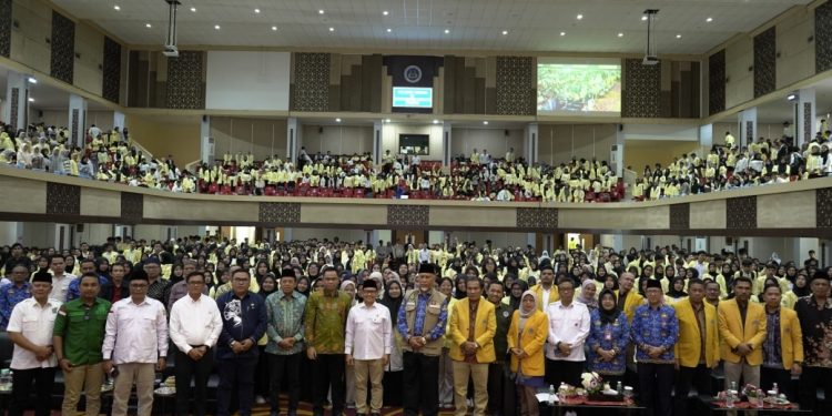 Gubernur Mahyeldi Dampingi Menko Muhaimin Iskandar, Lepas Ribuan Mahasiswa UNP KKN ke Wilayah Terdampak Bencana