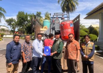Gubernur Mahyeldi Terima Bantuan Mesin Penjernih Air dari UNDIP untuk Warga Terdampak Bencana