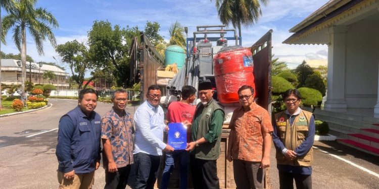 Gubernur Mahyeldi Terima Bantuan Mesin Penjernih Air dari UNDIP untuk Warga Terdampak Bencana