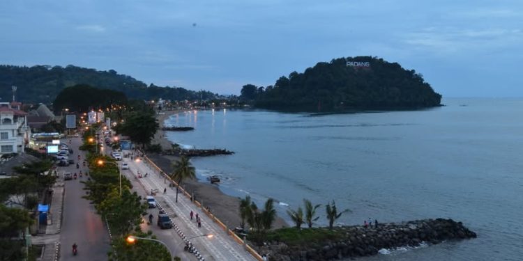 Libur Nataru, Pantai Padang dan Gunung Padang Mengalami Lonjakan Kunjungan