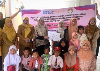 Sekolah Hanyut Disapu Banjir, Pelajar SDN 49 Batang Kabung Terima Bantuan School Kit Dari DWP Kemendikdasmen Sumbar