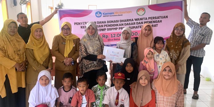 Sekolah Hanyut Disapu Banjir, Pelajar SDN 49 Batang Kabung Terima Bantuan School Kit Dari DWP  Kemendikdasmen Sumbar