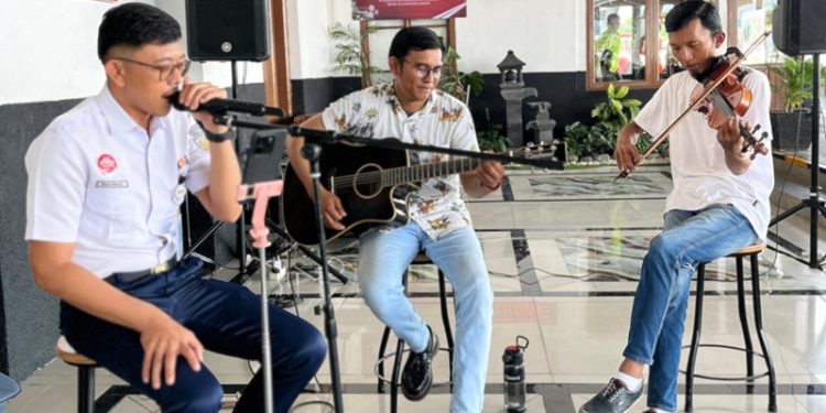 Hadirkan Suasana Berbeda di Masa Nataru, KAI Divre II Sumbar Suguhkan Live Music di Stasiun Padang